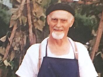 Bruder Bertram mit einem siebenpfündigen Kohlrabi in seinem koreanischen Garten.  Foto: privat