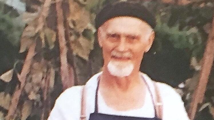 Bruder Bertram mit einem siebenpfündigen Kohlrabi in seinem koreanischen Garten.  Foto: privat