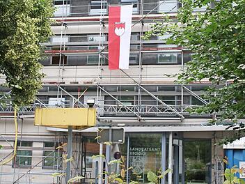 Neben der Frankenfahne gibt es vor dem Landratsamt zur Zeit einen weiteren Franken-Bezug: Die Baustellentoilette trägt den Namen "Franken WC".  Foto: Bernd Graf