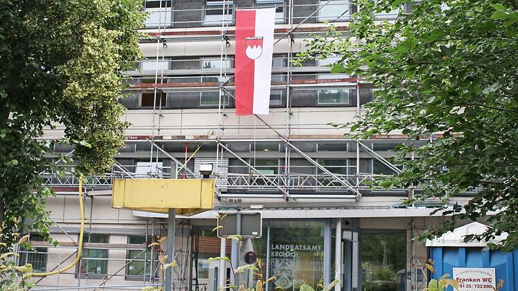 Neben der Frankenfahne gibt es vor dem Landratsamt zur Zeit einen weiteren Franken-Bezug: Die Baustellentoilette trägt den Namen "Franken WC".  Foto: Bernd Graf