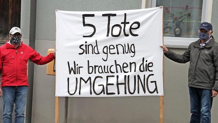 Für diese Demonstranten ist die Lage buchstäblich todernst.