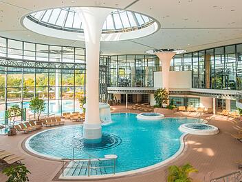Neben der KissSalis Therme in Bad Kissingen gibt es viele weitere fränkische Kurorte, die mit Thermen und Heilbädern für entspannte und erholsame Kuraufenthalte sorgen.