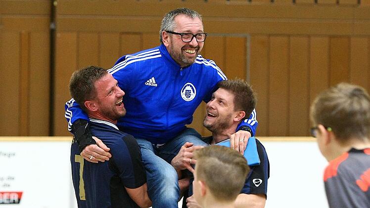 Co-Trainer "Charly" Erlmann, der hier nach einem Sieg bei der Altliga-Stadtmeisterschaft auf Händen getragen wird, hatte zuletzt die undankbare Aufgabe, Woche für Woche eine spielfähige Mannschaft auf die Beine zu stellen.