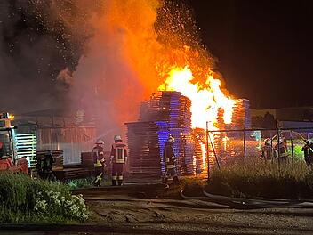 Iphofen: Flammen "bis zur B8 sichtbar" - Vollbrand f&uuml;hrt zu Gro&szlig;einsatz an S&auml;gewerk