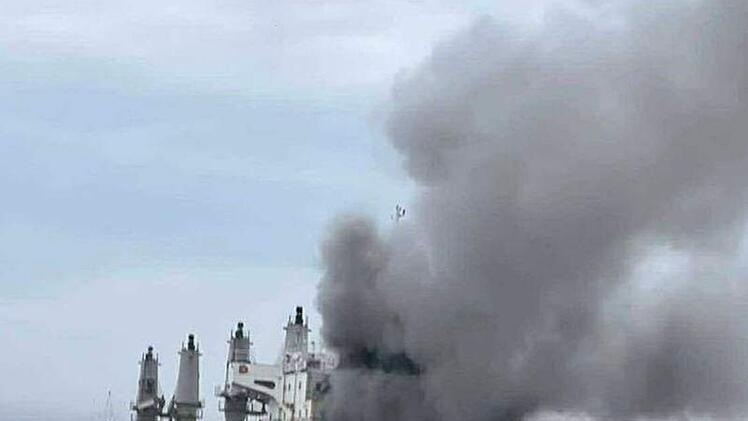 Iran-Krieg - Brand auf Frachtschiff in der Stra&szlig;e von Hormus