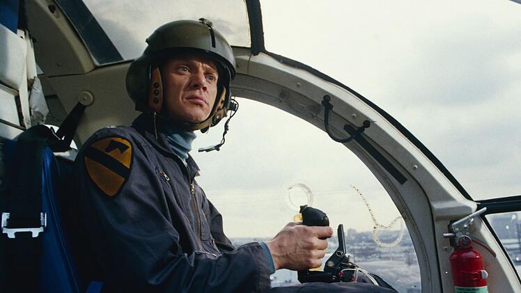 F.E. Cochrane (Malcolm McDowell) handelt in eigenem Interesse. Um sich und sein Vorhaben zu sch&uuml;tzen, scheut er keine Mittel.