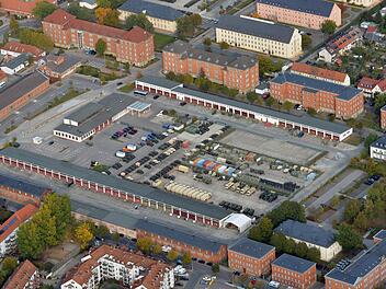 Auch hier könnten Wohnungen und neue Büroflächen entstehen: Headquarter der US-Armee (oben links) mit einem heute als Parkplatz genutztem Areal. Rechts im Eck: das Präsidium der Bayerischen Bereitschaftspolizei. Foto: Ronald Rinklef