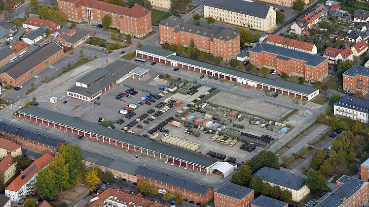 Auch hier könnten Wohnungen und neue Büroflächen entstehen: Headquarter der US-Armee (oben links) mit einem heute als Parkplatz genutztem Areal. Rechts im Eck: das Präsidium der Bayerischen Bereitschaftspolizei. Foto: Ronald Rinklef