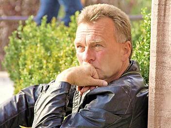 Manfred Kern stellt sein neues Buch "Meine Oma" bei einer Lesung in Coburg vor. Foto: Markus Manfred Jung