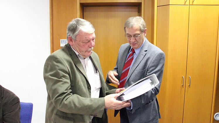 Herbert Rebhan (rechts) überreichte den Managementplan an den Redwitzer Bürgermeister Christian Mrosek. Foto: Friedwald Schedel