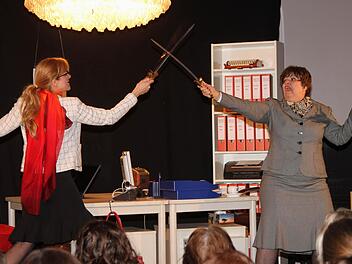 Nicht nur verbal, sondern auch mit dem Säbel lieferten sich die beiden Protagonistinnen Gefechte. Foto: Günther Geiling