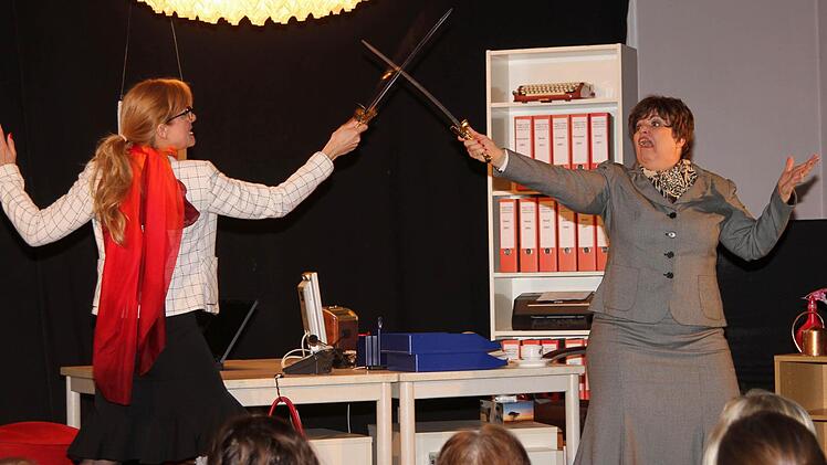 Nicht nur verbal, sondern auch mit dem Säbel lieferten sich die beiden Protagonistinnen Gefechte. Foto: Günther Geiling