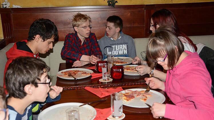 Pizza-Essen für die Kinder des Rehbergheims Foto: Dagmar Besand
