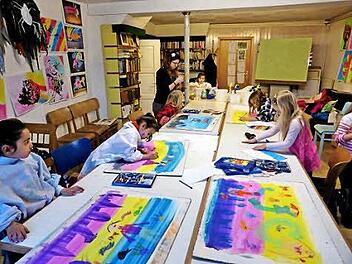 Blick auf die Schüler bei ihrer Arbeit an ihren farbenfrohen Werken in der Kunstschule Ars vivendi in Ebelsbach Foto: Günther Geiling