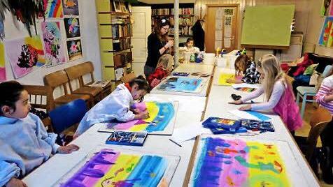 Blick auf die Schüler bei ihrer Arbeit an ihren farbenfrohen Werken in der Kunstschule Ars vivendi in Ebelsbach Foto: Günther Geiling