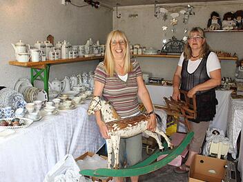 Bei Anita Kopp (l.) und Jeanette Exner hat sich das Trödel-Fieber schon eingestellt. Foto: Evi Seeger