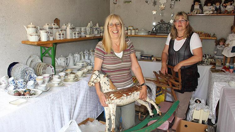 Bei Anita Kopp (l.) und Jeanette Exner hat sich das Trödel-Fieber schon eingestellt. Foto: Evi Seeger