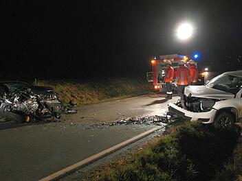 Total zerstört wurden die Fahrzeuge der Unfallbeteiligten - rechts der VW Tiguan, links der Fiat Punto. Dessen Fahrer, ein 23-Jähriger aus dem Landkreis wurde schwerst verletzt.Peter Müller