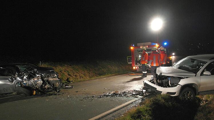 Total zerstört wurden die Fahrzeuge der Unfallbeteiligten - rechts der VW Tiguan, links der Fiat Punto. Dessen Fahrer, ein 23-Jähriger aus dem Landkreis wurde schwerst verletzt.Peter Müller