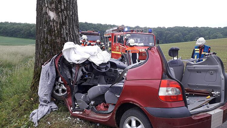Am Donnerstagmorgen ist eine Autofahrerin im Kreis Haßberge von der Fahrbahn abgekommen und frontal gegen einen Baum geprallt. Sie wurde mit lebensgefährlichen Verletzungen in ein Krankenhaus geflogen.  Foto: NEWS5 / Licha