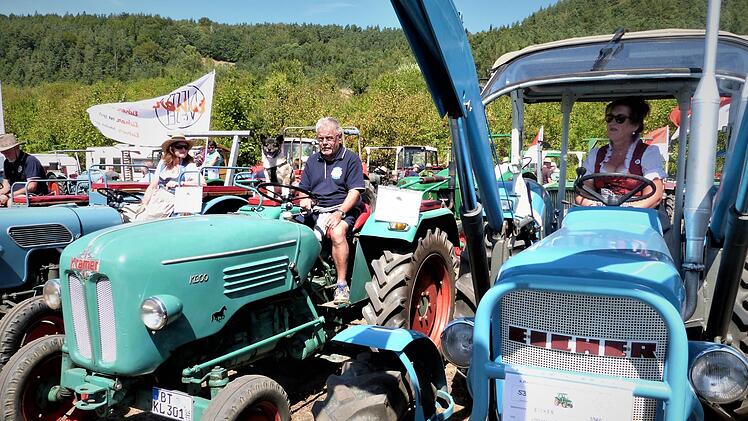 Tolle Traktor-Oldtimer konnten beim Harsdorfer Bürgerfest bestaunt werden. Foto: Werner Reißaus