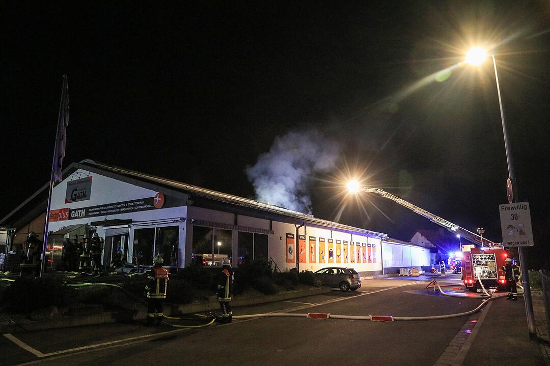 Brand in Elektrofachmarkt fordert Einsatzkräfte