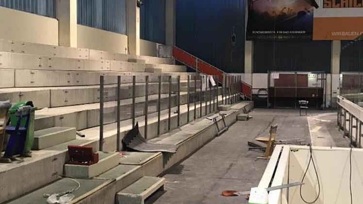 Künftig soll es in der Eishalle auch einen Stehplatzbereich für die Fans geben sowie bequemere Sitzschalen. Foto: Kissinger Wölfe