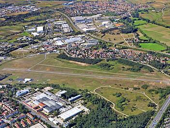 Das Gebiet des Sonderlandeplatzes beherbergt unter anderem wertvolle Sandmagerrasenfl&auml;chen und die Zwergstrauchheide. Foto: Stadt Bamberg