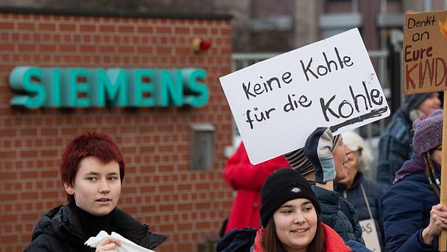 Klimaschützer von Fridays for Future sind dagegen, dass die Firma Siemens am Bau eines Bergwerks mitarbeitet. Das Bild zeigt Demonstrierende am 10. Januar 2020 in Hannover. Nun gibt es auch in Erlangen Proteste. Foto: Julian Stratenschulte/dpa