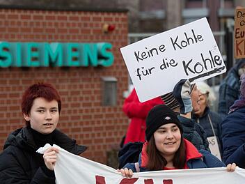 Klimasch&uuml;tzer von Fridays for Future sind dagegen, dass die Firma Siemens am Bau eines Bergwerks mitarbeitet. Das Bild zeigt Demonstrierende am 10. Januar 2020 in Hannover. Nun gibt es auch in Erlangen Proteste. Foto: Julian Stratenschulte/dpa