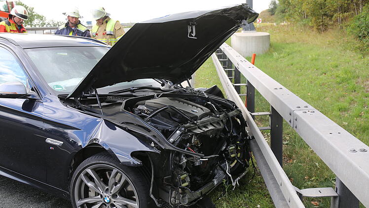 BMW prallt in nach Reifenplatzer in Leitplanke