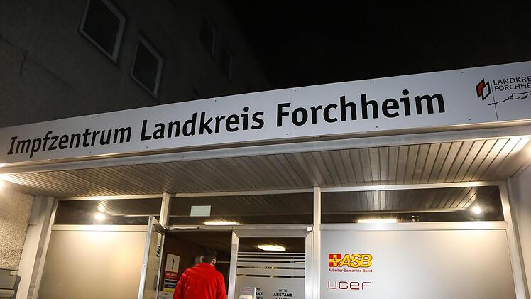 Über dem Eingang steht nun "Impfzentrum Landkreis Forchheim" in großen Lettern. Foto: Barbara Herbst