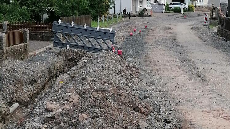 Nicht befahrbar ist zur Zeit die Sinntalstraße, da sie eine Großbaustelle ist. Den Umweg über die östliche Zufahrt versuchen einige Autofahrer zu vermeiden, indem sie verbotenerweise über den Radweg fahren. Dies soll nun geahndet werden.