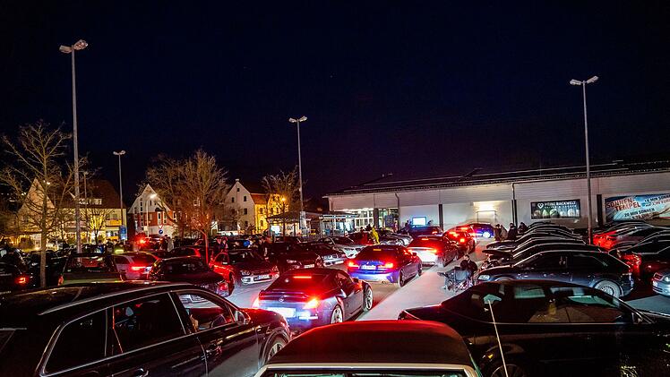 Forchheim: Hunderte treffen sich zu "Car-Freitag" - Tuner-Szene leitet Saison ein