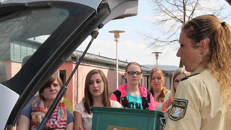 ... was alles so in einem Polizei-Auto drin ist.