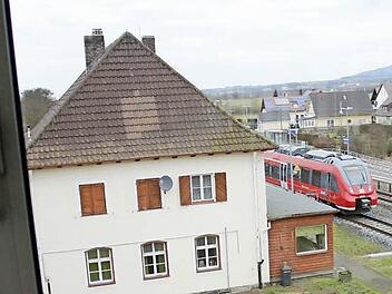 Blick aus einem benachbarten Haus auf den Eggolsheimer Bahnhof  Foto: Josef Hofbauer
