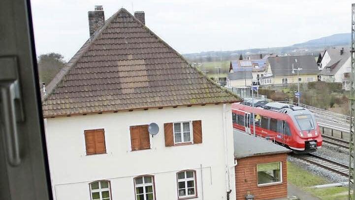 Blick aus einem benachbarten Haus auf den Eggolsheimer Bahnhof  Foto: Josef Hofbauer