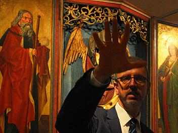 Matthias Weniger vom Bayerischen Nationalmuseum führte die ersten Besucher der runderneuerten Galerie durch die Räume. Er erklärte ihnen die Farbgebungen, die Werke und den Einfluss der Beleuchtung. Fotos: Marco Meißner