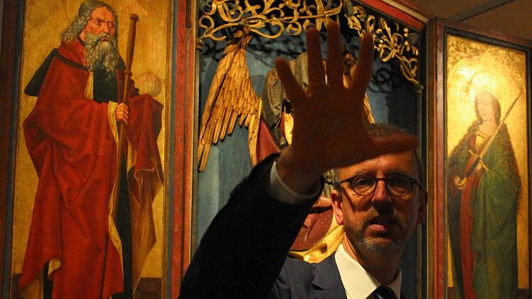 Matthias Weniger vom Bayerischen Nationalmuseum führte die ersten Besucher der runderneuerten Galerie durch die Räume. Er erklärte ihnen die Farbgebungen, die Werke und den Einfluss der Beleuchtung. Fotos: Marco Meißner