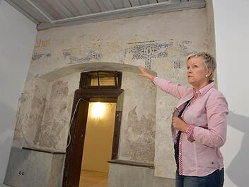 Petra Zenkel-Schirmer (oben) ist begeistert von den überraschend entdeckten Wandverzierungen in den Zeughäusern. Fotos: Ronald Rinklef