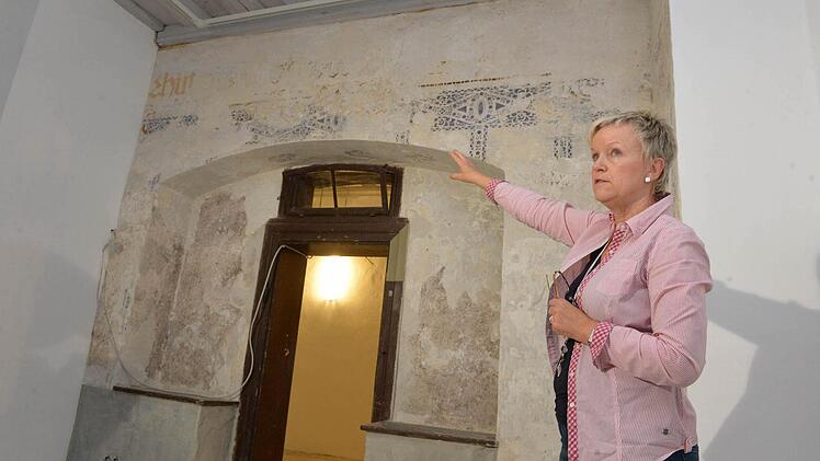 Petra Zenkel-Schirmer (oben) ist begeistert von den überraschend entdeckten Wandverzierungen in den Zeughäusern. Fotos: Ronald Rinklef