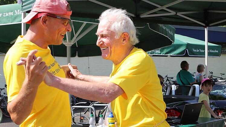 Beim Volkstriathlon des ASV Kulmbach kann jeder mitmachen, der Spaß am Ausdauersport hat. Unsere Bilder entstanden im vergangenen Jahr und zeigen Organisator Bernd Roßberg mit Teilnehmer Michael Reich im Ziel. Foto: Archiv/Barbara Herbst