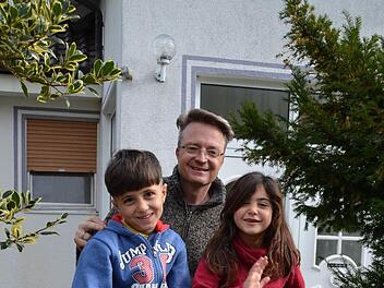 Erheblich wirkten sich die Flüchtlinge auf die Einwohnerstatistik des Marktes aus. Dazu zählen auch Mahmut und Sofa, hier mit Bernd Arnold, der die Flüchtlingsunterkunft in Stangenroth mit betreut. Foto: Kupka-Hahn/Archiv