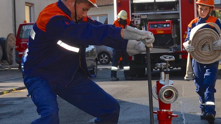 Wohnhausbrand in Waldfenster: Die Wasserleitung wird aufgebaut. Foto: Kathrin Kupka-Hahn