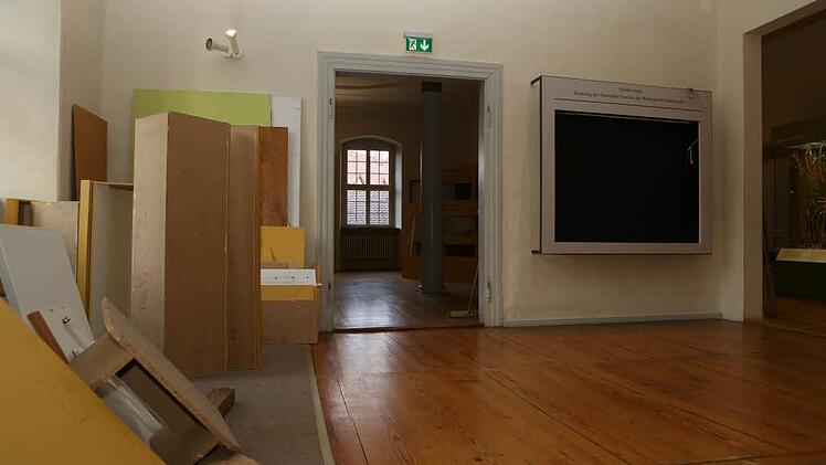 Zwei große Säle im Obergeschoß werden gerade ausgeräumt. Nach der Renovierung dienen sie für Sonderausstellungen.