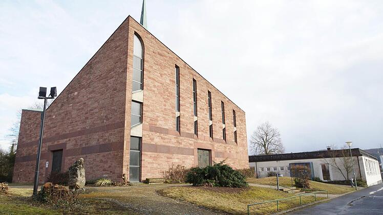 Im Juli sollen die Maschinen anrücken. Die Bäume auf der Fläche zwischen Kirche und Kindergarten sind bereits gefällt. Foto: Arkadius Guzy