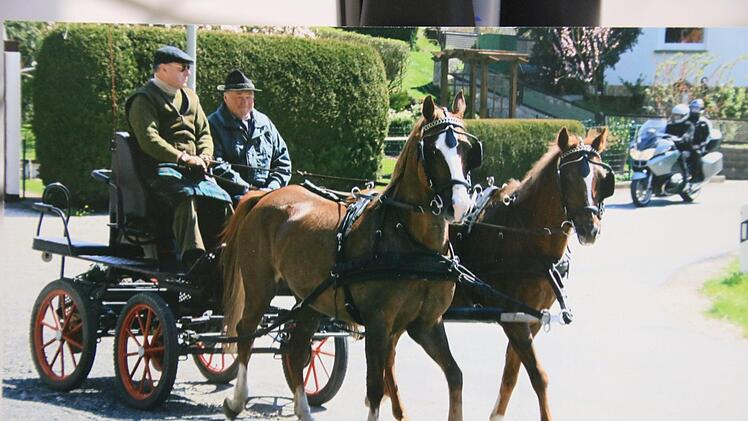 Rücksichtnahme ist das A und O, wenn ein relativ langsames Gefährt wie das Pferdegespann von Horst Philipp (links, mit Werner Hammon) im Straßenverkehr auf ein so pfeilschnelles Gefährt wie ein Motorrad trifft.privat