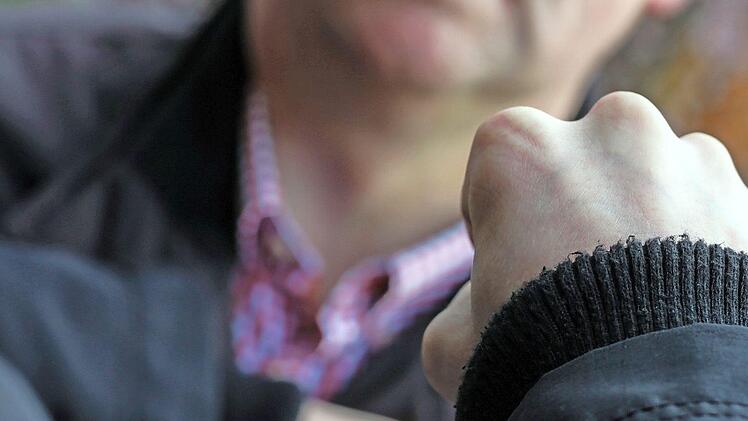 Hat ein 35-jähriger Iraner einem Landsmann die Nase blutig geschlagen? Eine Antwort fand das Gericht (noch) nicht, weil ein Dolmetscher fehlte, wurde die Verhandlung vertagt. Symbolfoto: Christopher Schulz