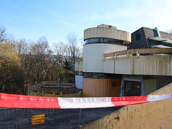 Noch herrscht Ruhe am Hallenbad. Obwohl der Stadtrat den Bürgerentscheid  als unzulässig abgelehnt hat, kann mit dem Abriss nicht begonnen werden. Zunächst muss die Entscheidung den Unterzeichnern vorgelegt werden, die Klage erheben können.Thomas Malz