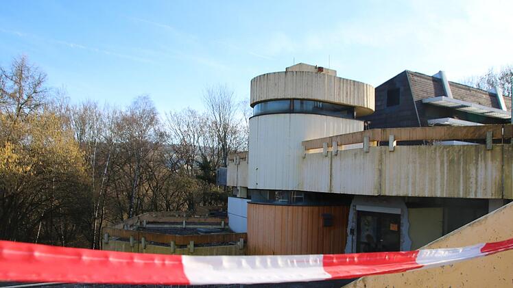 Noch herrscht Ruhe am Hallenbad. Obwohl der Stadtrat den Bürgerentscheid  als unzulässig abgelehnt hat, kann mit dem Abriss nicht begonnen werden. Zunächst muss die Entscheidung den Unterzeichnern vorgelegt werden, die Klage erheben können.Thomas Malz